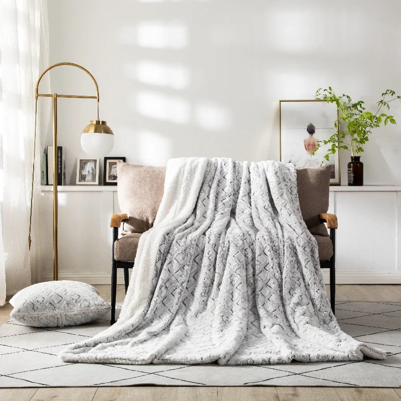 Recycled polyester blankets for an eco - conscious optionDaDa Bedding Luxury Dreamy Milky White & Purple Sherpa Backside Faux Fur Throw Blanket (M3395)