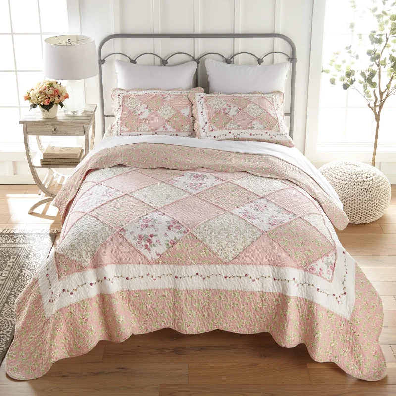 Ombre - colored duvet covers with a gradient effect for a trendy and unique styleStrawberry Garden Quilt Bed Blanket